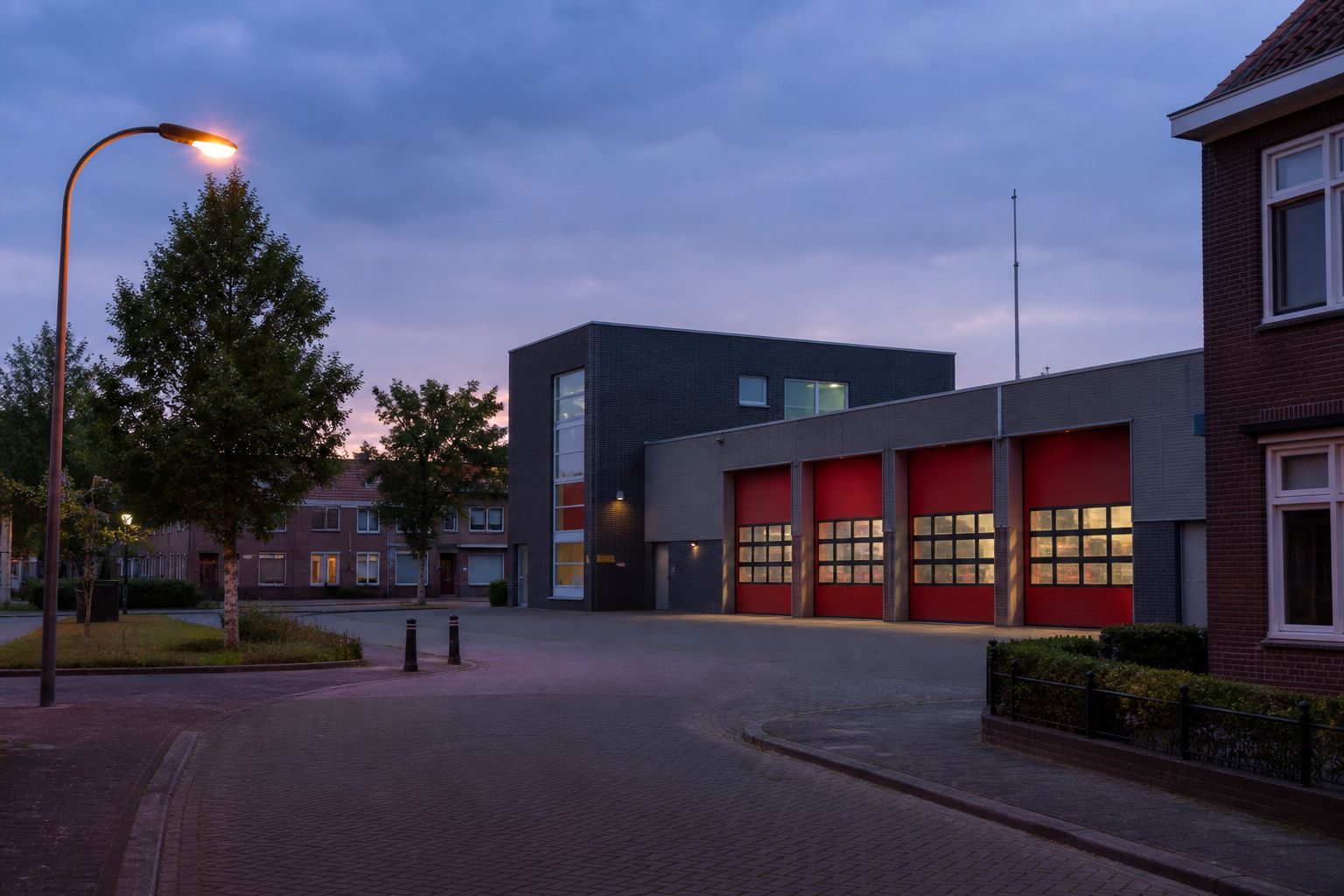 Rustige Nederlandse gracht bij schemering, sfeerbeeld bij landelijke 112-meldingen
