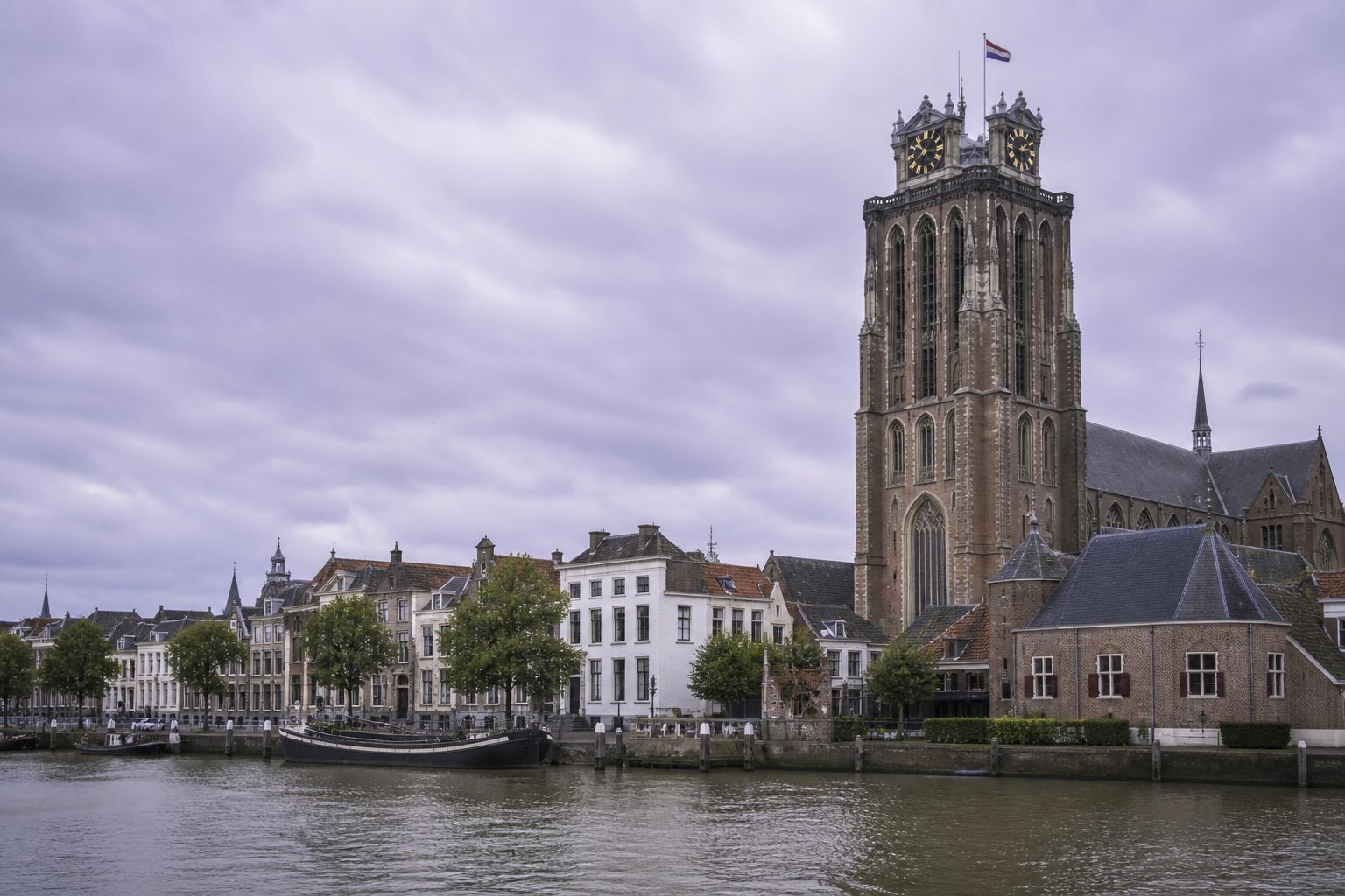 Grote Kerk in Dordrecht aan de gracht, sfeerbeeld bij 112-meldingen Dordrecht