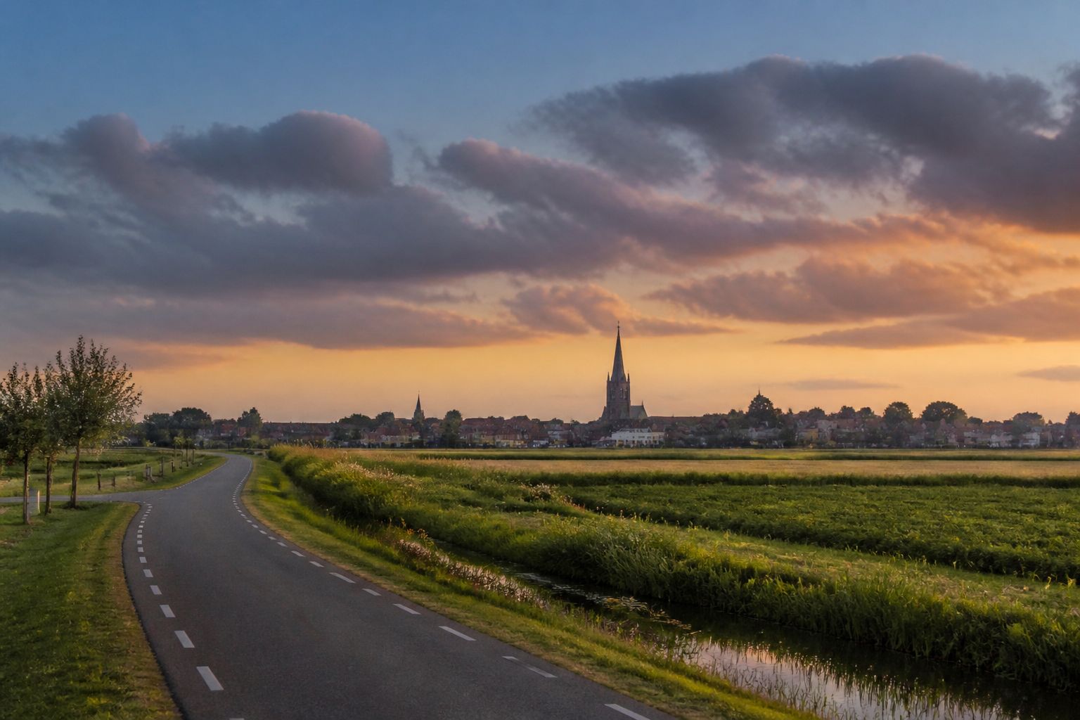 Rustig Nederlands landschap bij avondlicht, sfeerbeeld bij P2000-meldingen