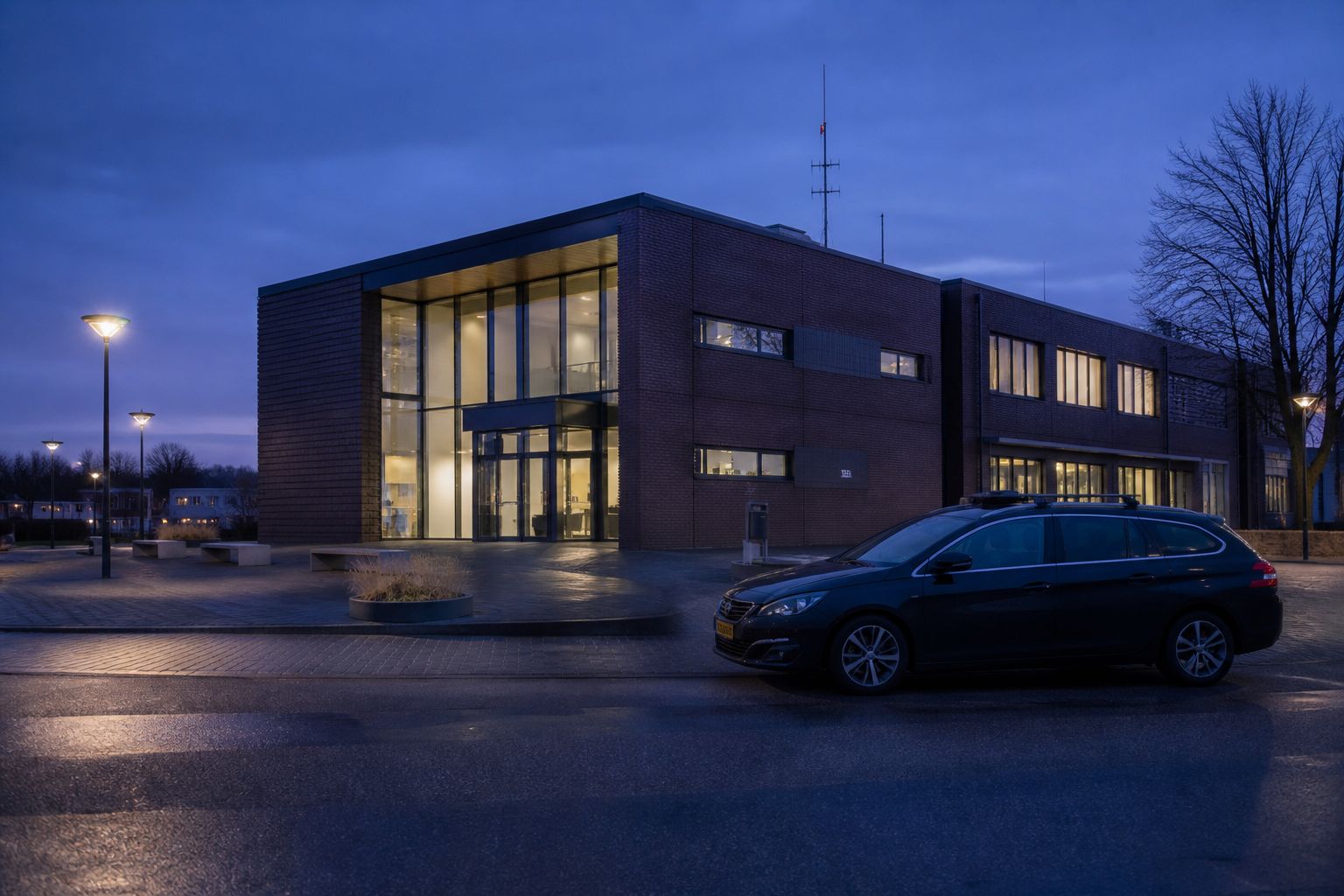 Rustig politiebureau in de schemering met een geparkeerde surveillanceauto