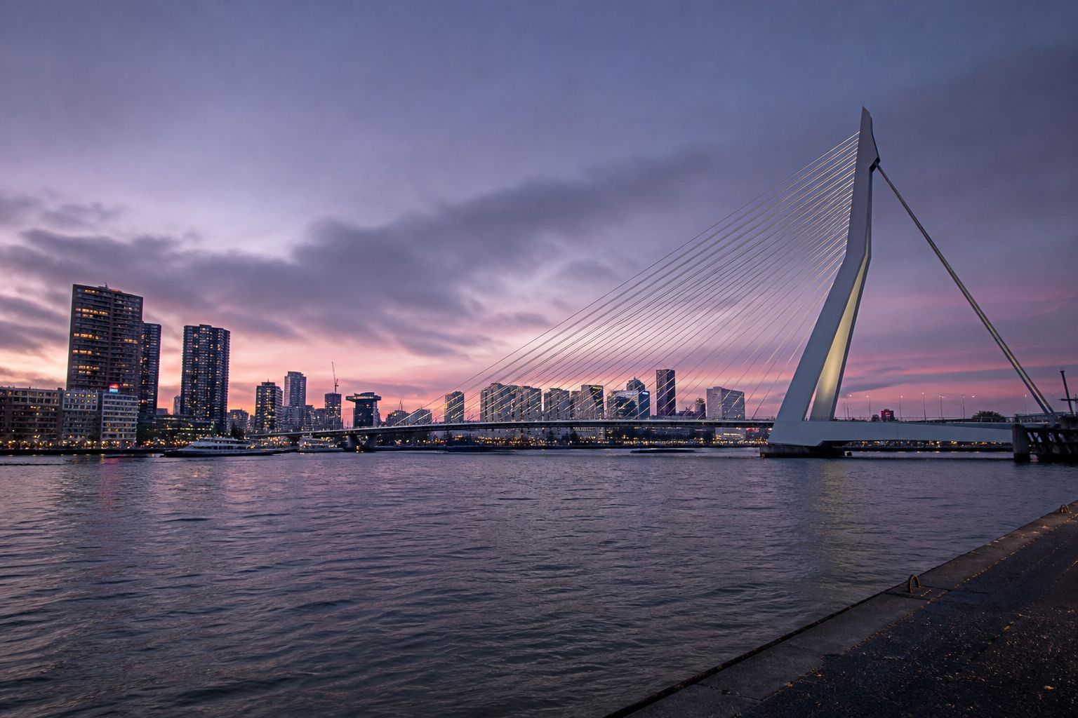 Erasmusbrug in Rotterdam bij schemering, sfeerbeeld bij 112-meldingen Rotterdam